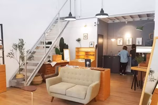 Việc này vừa giúp bạn có thêm tiền, lại vừa làm ngôi nhà của mình gọn gàng, ngăn nắp hơn. Người mua cũng cảm thấy dễ chịu hơn khi bước vào nhà bạn. Ảnh: docuhunter.