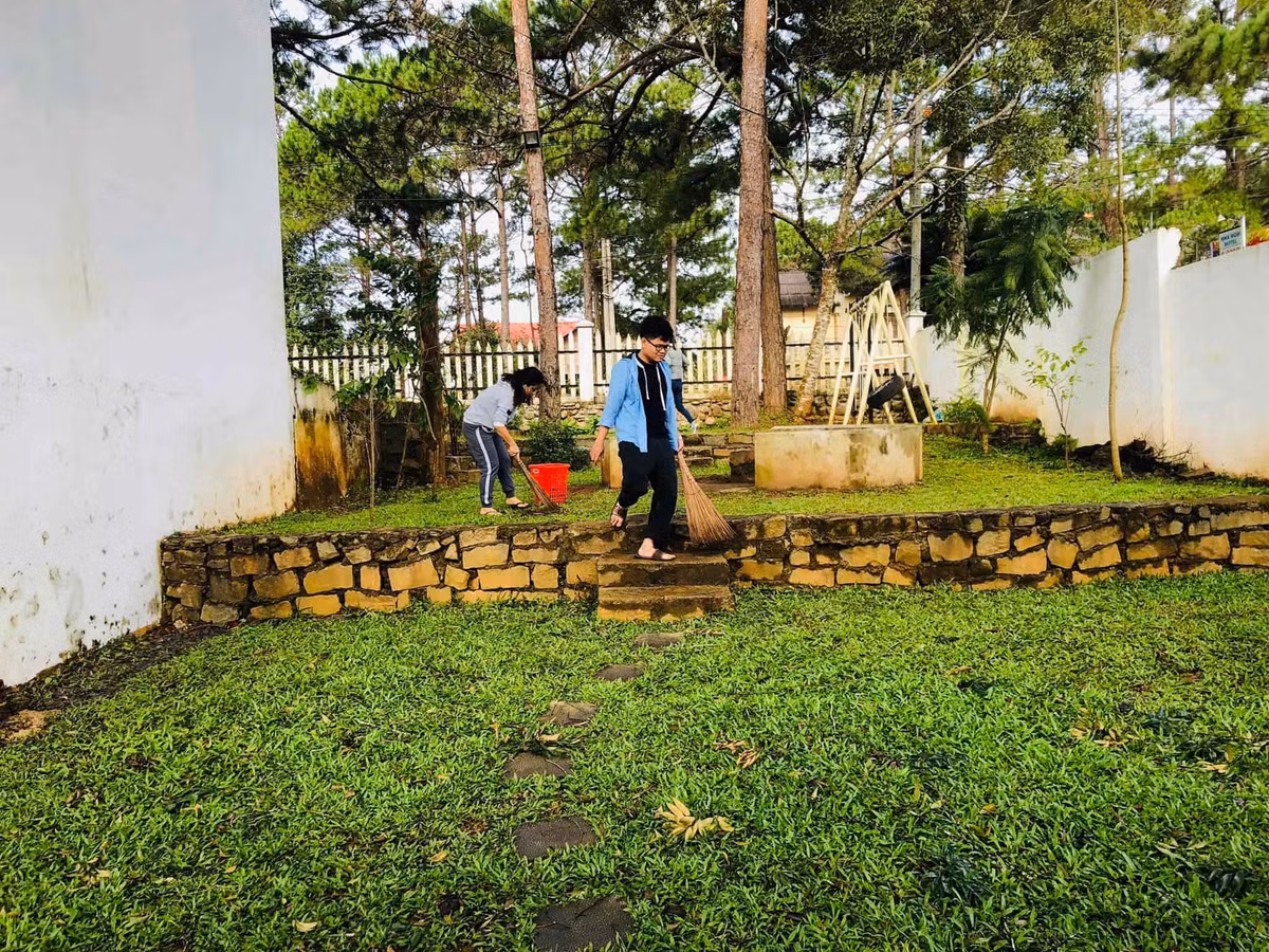 Với khu vực vườn tược, bạn nên dọn dẹp lại cho sạch sẽ, cắt bớt cỏ dại, cây thừa... nếu muốn bán được nhà với giá tốt. Ảnh: leplateau.