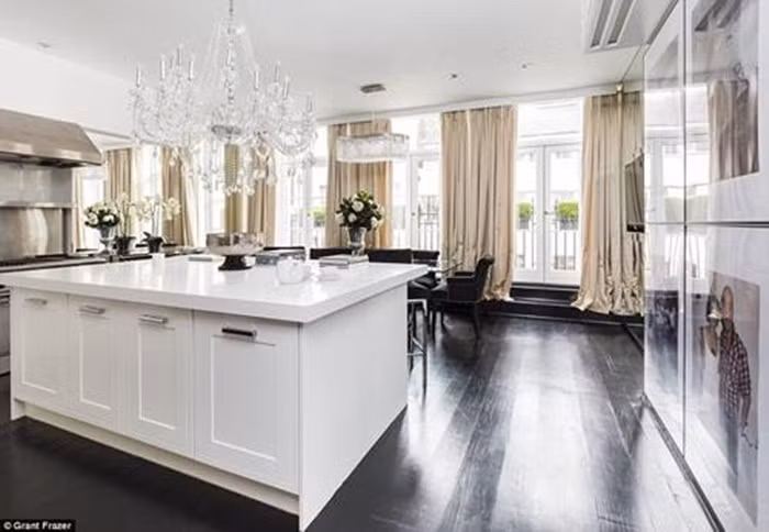 Những huy hoàng của Alexander McQueen để lại là những bộ sưu tập sống mãi với thời gian và những bất động sản lộng lẫy, điển hình là căn penthouse cổ điển ở phố Wale.