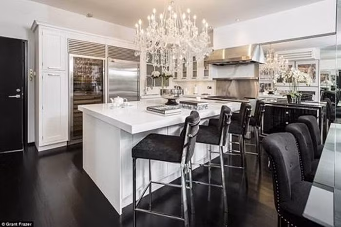 Penthouse này có 2 tầng, phần tầng dưới là không gian ở và tầng trên là không gian VIP dành cho khách.