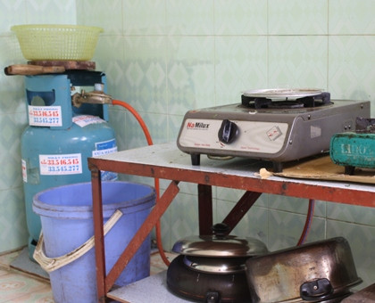 Bạn nên cẩn trọng với bình gas. Đây là một trong những nguyên nhân hàng đầu gây ra những vụ nổ lớn. Để tránh nguy cơ gây nổ từ bình gas, trong quá trình nấu bạn đừng bật gas quá to, khóa bình sau mỗi lần nấu nướng xong. Bố trí bình gas ở khu vực thoáng, cách xa ổ cắm điện, những vật dụng kim loại.