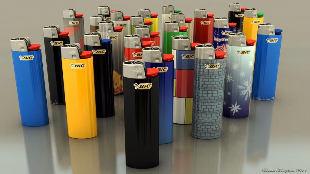 Bật lửa – Trong bật lửa có chứa một lượng gas nhất định. Chính vì thế nó có thể phát nổ bất cứ lúc nào nếu bị tác động. Điều đầu tiên là không để bật lửa gần bếp gas hoặc những nơi có nhiệt độ cao. Không cho trẻ em cầm chơi vì nếu lỡ tay vứt mạnh thì sẽ có khả năng gây nổ.