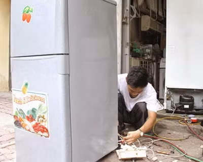 Tủ lạnh cũng là một vật dụng gây cháy nổ bất cứ lúc nào trong nhà bạn. Bởi vậy, bạn nên lắp đặt tủ lạnh trên một mặt phẳng ổn định, chắc chắn. Thiết kế một ổ cắm nguồn điện riêng biệt để tránh tình trạng quá tải, sốc điện... Tủ lạnh có thể bị nổ do áp suất hệ thống quá cao.