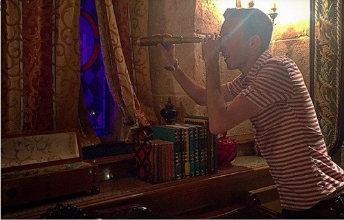 Một chiếc kính thiên văn đặt trong căn phòng để ngắm cảnh đẹp xa xa.