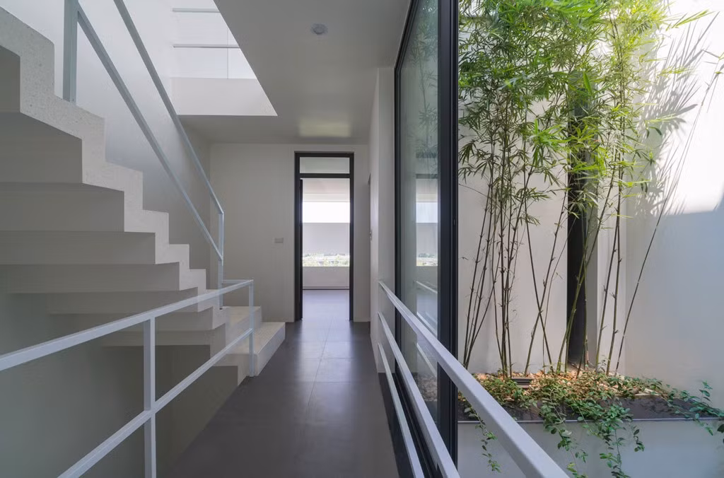 Vị trí cầu thang và hành lang ở trung tâm, kết nối không gian, khiến chủ nhân căn nhà luôn có cảm giác được di chuyển giữa cây xanh.