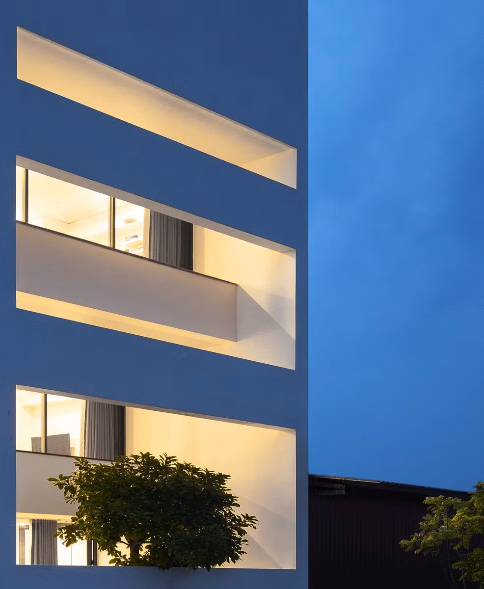 Bối cảnh xung quanh nhiều tiếng ồn, khói bụi, cộng thêm mặt chính của khu đất nằm hướng Tây đón nắng khiến kiến trúc sư phải đưa ra phương áp giật cấp để tạo 2 khoảng trống.