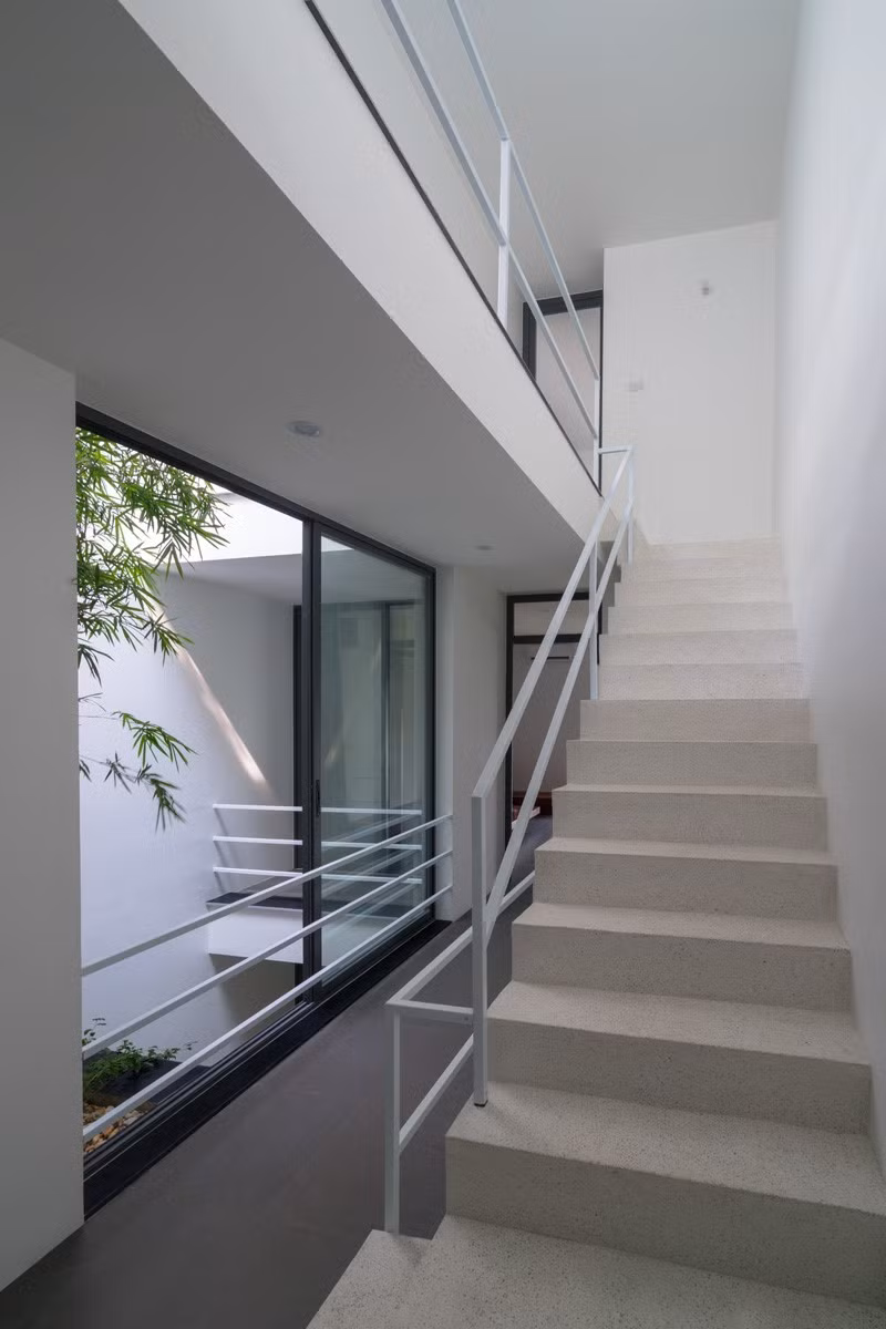 Tông màu chủ yếu được sử dụng trong thiết kế là màu trắng và đen.