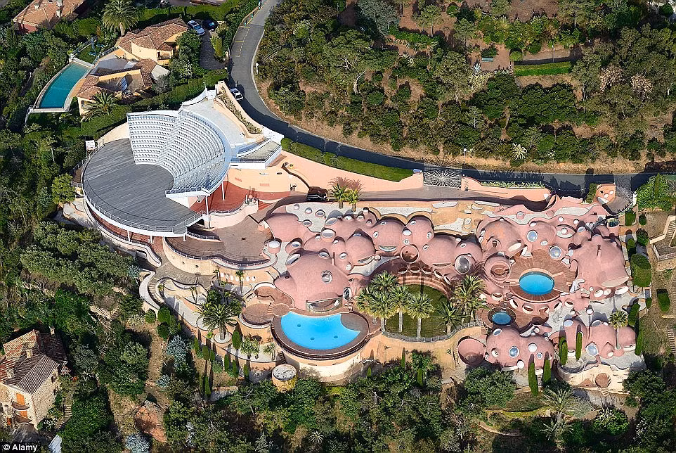 Ngôi biệt thự Bubble House ngay ngoại ô Cannes, Pháp có kiến trúc lạ được thiết kế bởi kiến trúc sư nổi tiếng Antti Lovag. Nó được xây dựng vào năm 1989, tọa lạc ngay trước biển Địa Trung Hải xinh đẹp.