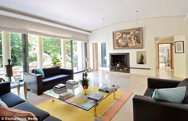 Căn biệt thự của Celine Dion có 4 tầng được thiết kế rất hiện đại. Gồm 5 phòng ngủ, 5 phòng khách, một phòng khách rất rộng và thư viện ở tầng lửng. Nó được đánh giá là một ngôi nhà tuyệt vời cho người mua tiềm năng tại Paris.