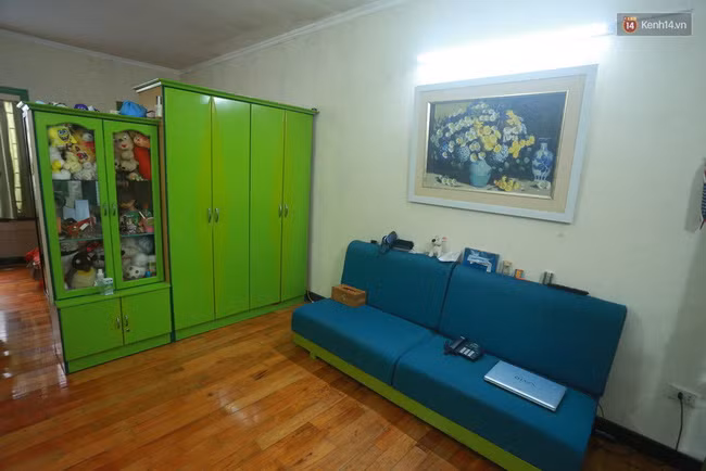 Dù không rộng rãi nhưng đồ đạc được bày biện rất gọn gàng ngăn nắp.