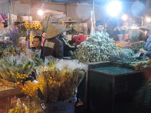Chợ hoa đêm Quảng Bá thông thường họp từ 2 giờ sáng. Nhưng dịp này, hoa được chuyển đến chợ từ 23h đêm hôm trước. 