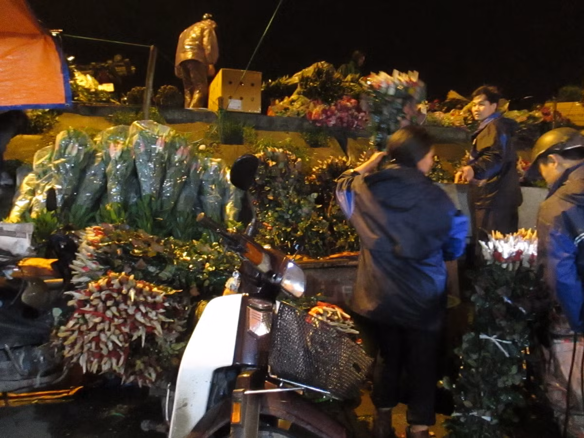 Chợ Quảng Bá chia làm hai phiên rõ rệt. Từ 2h đến 4h sáng là phiên chợ dành cho hình thức bán buôn. Từ 4h đến sáng là phiên chợ dành cho người mua lẻ. 