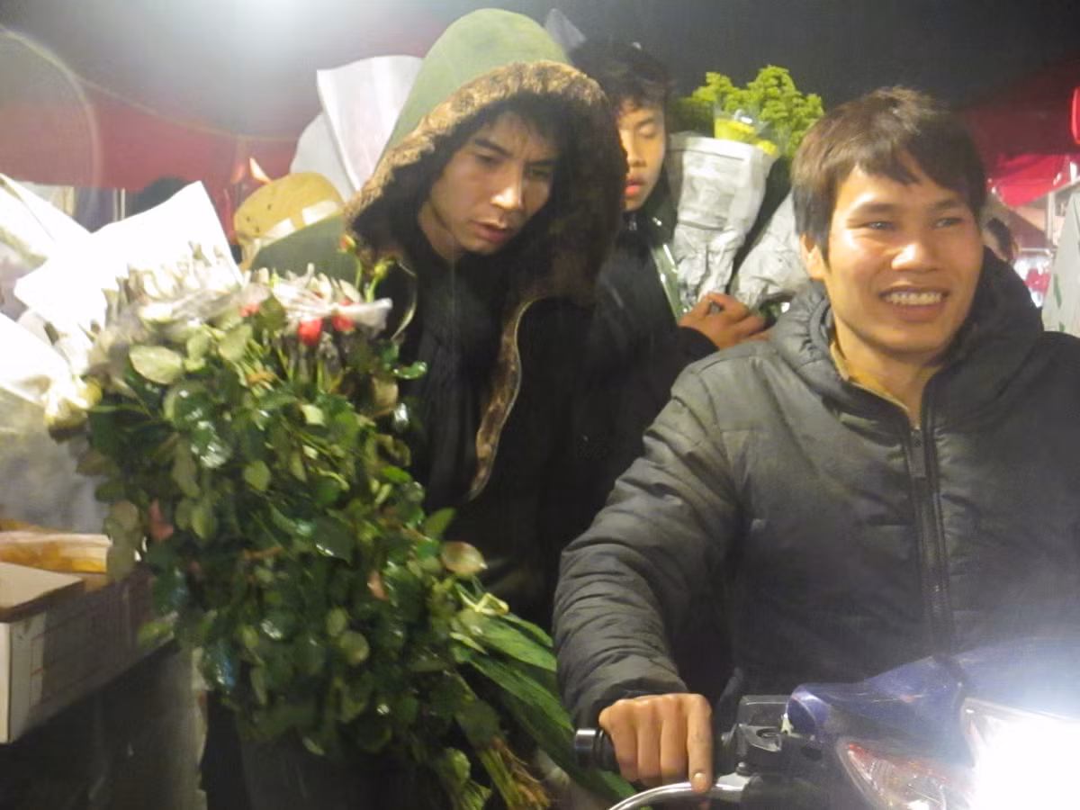 Hoạt động buôn bán về đêm nhưng ai đến chợ cũng hào hứng khi mua được những bó hoa ưng ý.