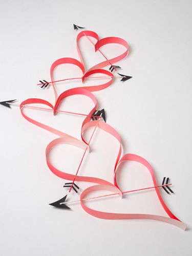 Dễ dàng làm trái tim của thần Cupid chỉ bằng những sợi dây ruy băng và gắn nó lên tường.