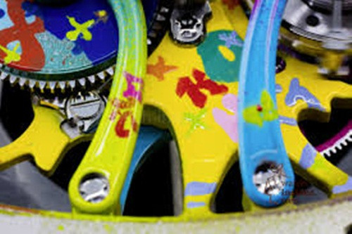 Cyril Phan đã dành hơn 1 năm để hoàn thiện kỹ thuật sơn. Sơn được phun từng giọt lên đồng hồ một cách tỉ mỉ nhất. Anh không dùng kỹ thuật sơn cũ mà sáng tạo ra một loại sơn mới để có thể trang trí đồng hồ một cách tỉ mỉ nhất.