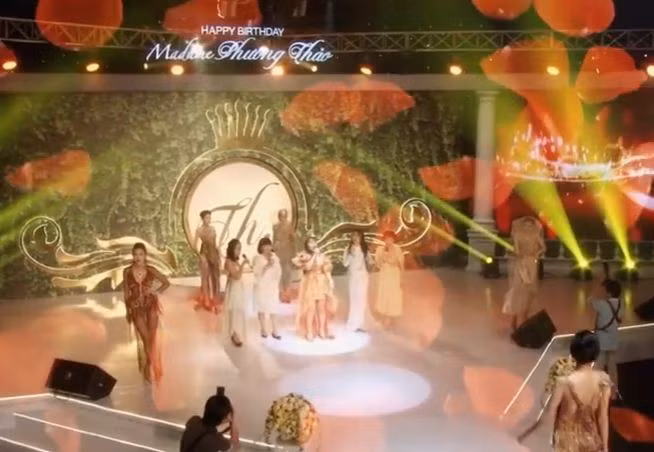 Nhiều thành viên khác cùng hát ca khúc Triệu đóa hồng cùng bà Phương Thảo.