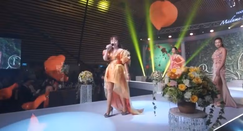Trên mạng xã hội Facebook đang lan truyền video về một show diễn thời trang mừng sinh nhật Madame Phương Thảo, trong đó bà chủ Vietjet Air đã gây bất ngờ khi khoe giọng hát tuyệt hay của mình.