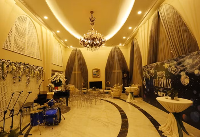 Phòng khách đồ sộ và nguy nga của nhà Hoa hậu rộng rãi có gam màu chủ đạo trắng đen. Căn phòng này rộng đến nỗi có thể tiếp được 200 khách khứa. Ảnh: Zing.