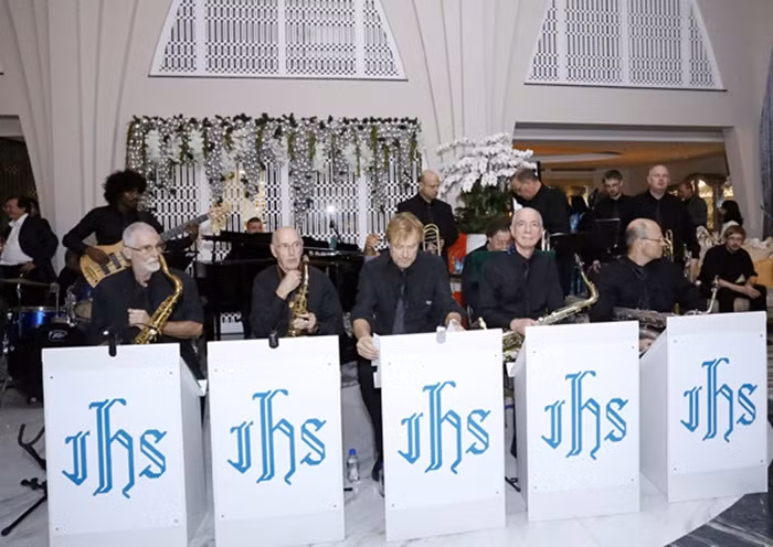 Cô còn mời hẳn một dàn nhạc giao hưởng ở nước ngoài về biểu diễn phục vụ khách khứa. Ảnh: Zing.