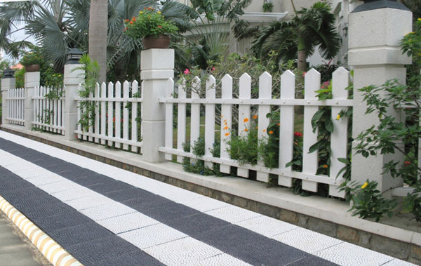 Hàng rào bằng sắt được sơn trắng tinh khôi mang đặc trưng phong cách châu Âu. Mẫu hàng rào sắt này rất phù hợp với những căn nhà ở khu đô thị hoặc kiến trúc nhà vườn. Ảnh: Blogspot.