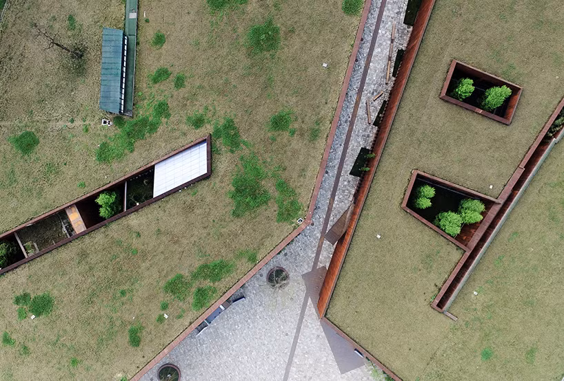 Những khoảng trống trong các địa hình nhân tạo cung cấp truy cập bên trong bảo tàng.