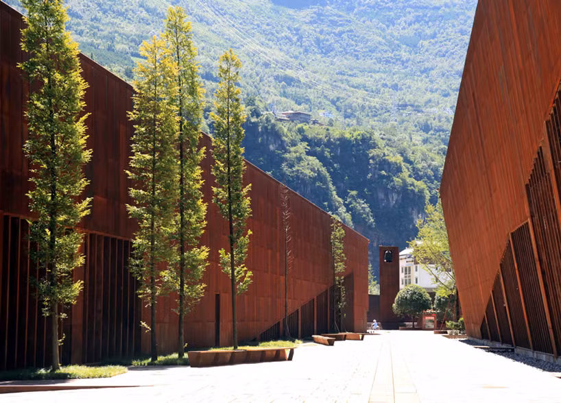 Trên mái được phủ cỏ để tòa nhà trông giống như chìm vào lòng đất và những khoảng trống đều được trồng cây xanh để điều hòa không khí.