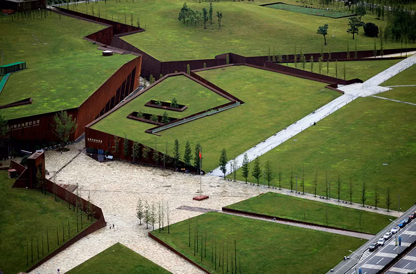 Được thiết kế bởi kiến trúc sư Cai Yongjie, bảo tàng rộng 12.000m2, trưng bày 400 bức ảnh và 600 bài báo về trận động đất năm 1976 ở Đường Sơn cùng 7 mô hình về thảm họa tự nhiên này.