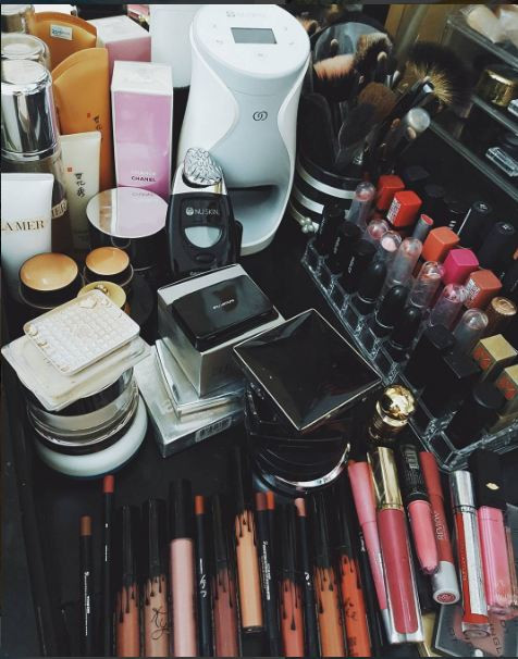 Hay thú sắm đồ make up luôn tay của cô nàng. "Son thì gần trăm màu, mắt không bao giờ đánh cũng 20 cái. Riêng phấn có tới 15 loại khác nhau, mấy hộp còn chưa bóc tem..."