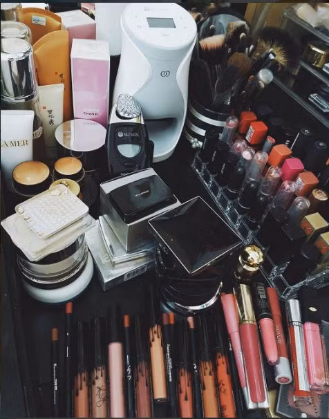 Hay thú sắm đồ make up luôn tay của cô nàng. "Son thì gần trăm màu, mắt không bao giờ đánh cũng 20 cái. Riêng phấn có tới 15 loại khác nhau, mấy hộp còn chưa bóc tem..."