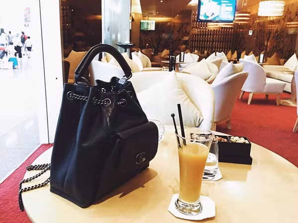 Mẫu balo năng động của Chanel có giá khoảng 100 triệu đồng rất được người yêu tin đồn của Tiến Đạt ưu ái.