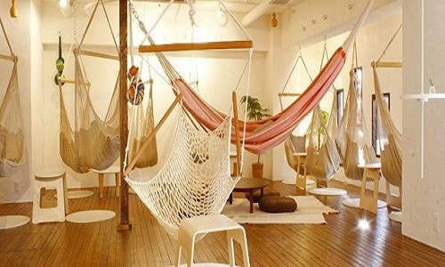 Quán cà phê võng tại Nhật Bản. Mahika Mano là một quán cà phê tuyệt vời nhất tại Nhật Bản trên phương diện thư giãn, nghỉ ngơi. Bên trong quán là rất nhiều những chiếc võng đan xen. Thay vì ngồi uống cà phê, người ta còn có thể nằm khi đến đây.