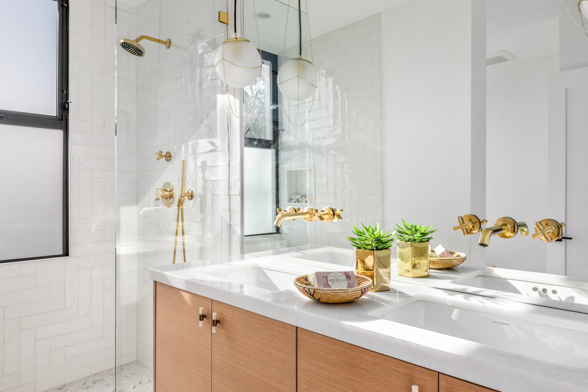 Phòng tắm hiện đại, tiện nghi chẳng kém gì khách sạn, resort.