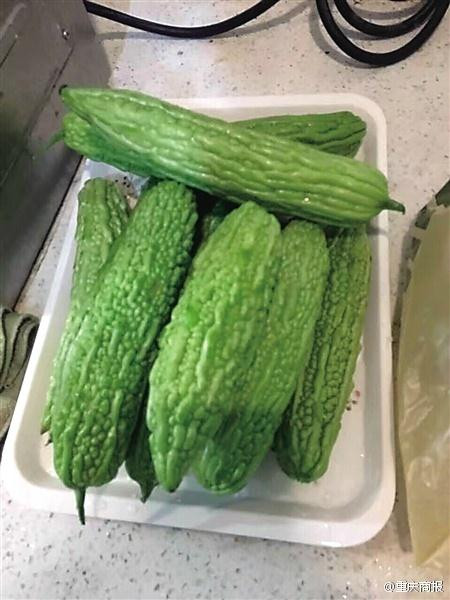 Được biết, đã có tới 40/100 nhân viên phải nhận hình phạt khó nhằn này. Và họ phải nuốt hết trái mướp đắng, nếu để nhổ ra ngoài chút nào thì số lượng mướp họ phải ăn sẽ tăng lên gấp đôi.