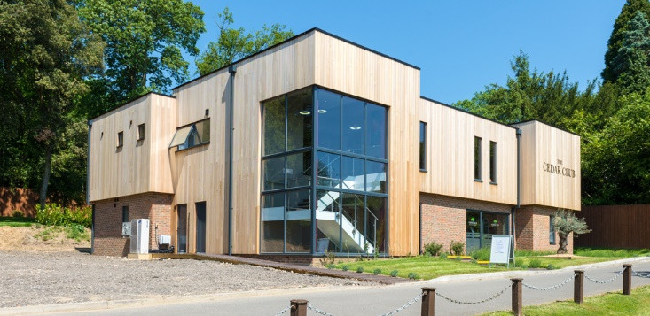 Nhiều người thường lo ngại sử dụng gỗ ốp tường ngoài trời sẽ không bền, dễ mối mọt nhưng đây lại là một trong những loại vật liệu được sử dụng khá phổ biến trong những năm gần đây. Ảnh: Vinatexmart.