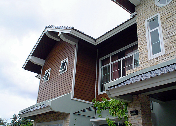 Bạn có thể sử dụng gỗ nhựa để ốp tường ngoài trời thay gỗ tự nhiên mà vẫn bảo đảm tính thẩm mỹ và độ bền, sự an toàn cho ngôi nhà. Ảnh: Dktcdn.