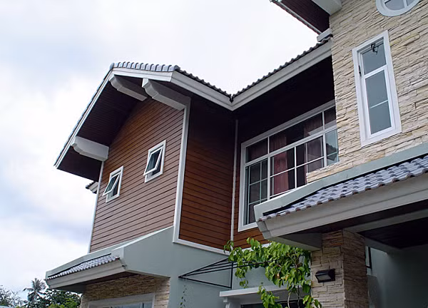 Bạn có thể sử dụng gỗ nhựa để ốp tường ngoài trời thay gỗ tự nhiên mà vẫn bảo đảm tính thẩm mỹ và độ bền, sự an toàn cho ngôi nhà. Ảnh: Dktcdn.