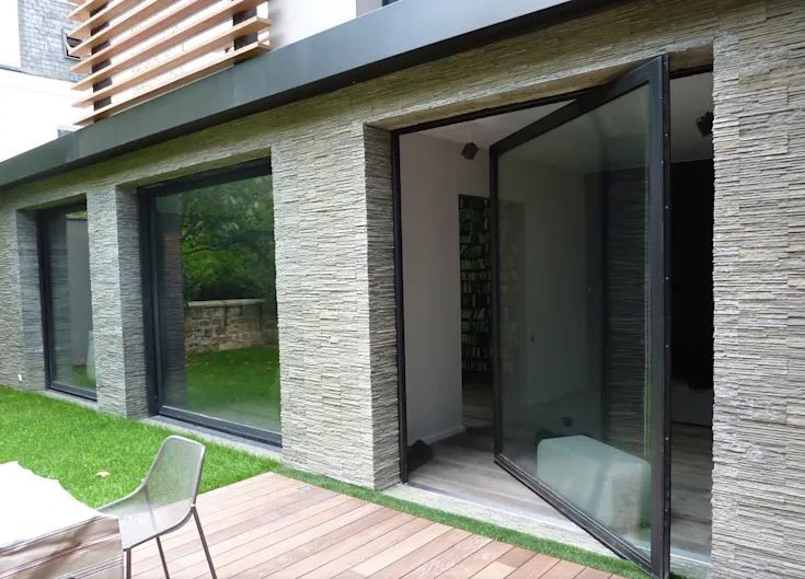 Tấm ván xi măng sợi cũng là vật liệu rất được yêu thích dùng để ốp tường nội thất và cả ốp tường bên ngoài. Ảnh: Homify.