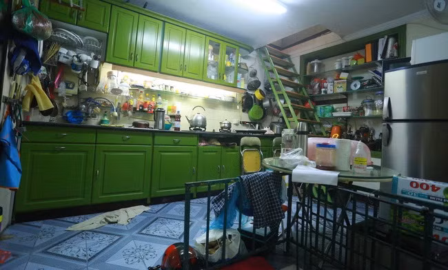 Phòng ăn của gia đình khá nhiều đồ đạc.