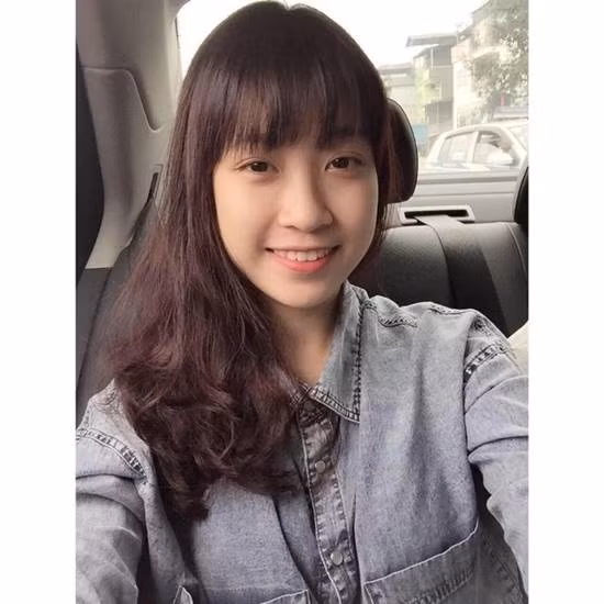 Sau khi đăng quang, thân thế của cô gái này được săm sôi hơn bao giờ hết. Không chỉ là một cô gái học hành giỏi giang mà gia đình của hoa hậu cũng rất cơ bản. Bố mẹ là nhân viên công chức. Cô gái đang sống với gia đình tại căn hộ tập thể phố Hàng Đào.