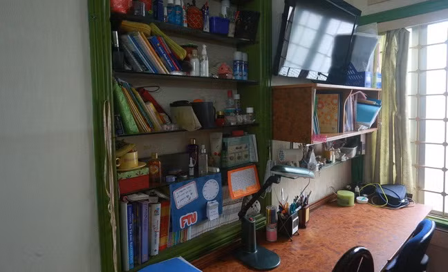 Góc học tập của chị em Mỹ Linh.