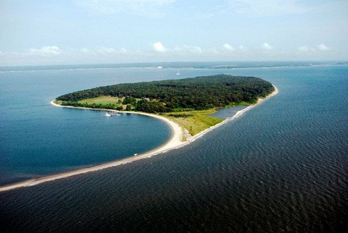 Sau khi mua về, ông đã chi rất nhiều tiền để khôi phục vẻ đẹp thiên nhiên của đảo như bảo vệ các loài động vật có nguy cơ tuyệt chủng. Ngoài ra, ông còn xây một nhà ga sân bay để tiện việc bay đến nghỉ ngơi trên đảo.