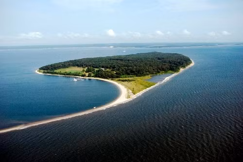 Sau khi mua về, ông đã chi rất nhiều tiền để khôi phục vẻ đẹp thiên nhiên của đảo như bảo vệ các loài động vật có nguy cơ tuyệt chủng. Ngoài ra, ông còn xây một nhà ga sân bay để tiện việc bay đến nghỉ ngơi trên đảo.