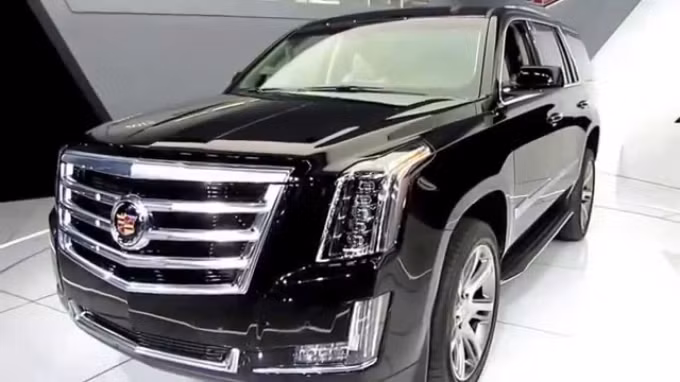 Cadillac được biết đến là thương hiệu xe sang hàng đầu nước Mỹ. Tại thị trường Mỹ, xe Cadillac Escalade đời 2015 phiên bản tiêu chuẩn có giá 73.965 USD. Tại Việt Nam, chiếc SUV “khủng long” này được nhập khẩu theo đường không chính hãng với mức giá trên 200.000 USD. Ảnh minh họa.