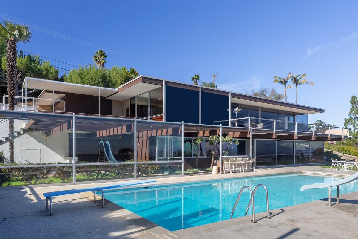 Rados House có diện tích hơn 1.000 m2 và nằm ở một khu vực rất an toàn, riêng tư.