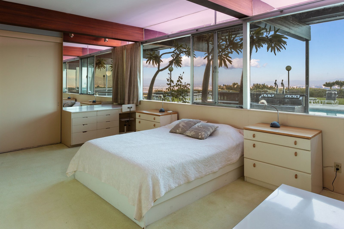 Ngôi nhà có 3 phòng ngủ, 4 phòng tắm, phòng khách, phòng xem tivi, 2 khu vực ăn uống.