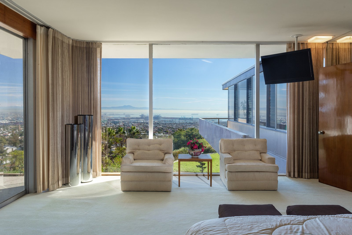Phòng ngủ cũng có tầm nhìn vô cùng ngoạn mục, khiến mọi mệt nhọc có thể tiêu tan trong phút chốc. Ảnh: Dwell.