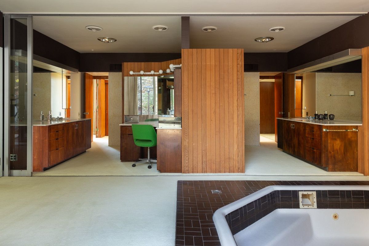 Cửa ra vào bể bơi được tận dụng từ cửa sổ của một trong những con tàu của công ty Rados.