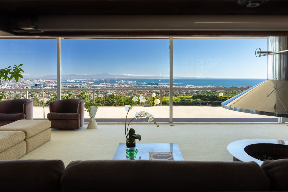 Đập vào mắt bạn trước tiên khi bước chân vào phòng khách đó chính là khung cảnh bên ngoài tuyệt đẹp này.