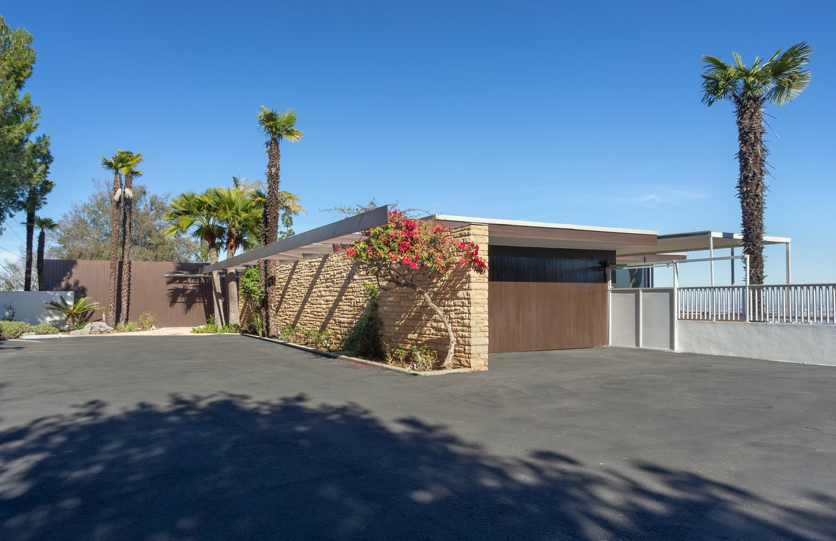 Mặt tiền không có gì nổi bật của Rados House.