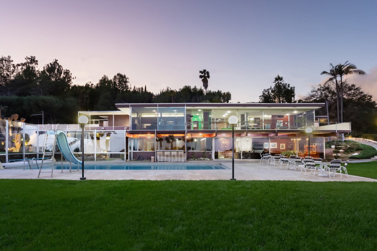 Rados House tọa lạc tại thành phố Rancho Palos Verdes, ngoại ô Los Angeles, Mỹ.